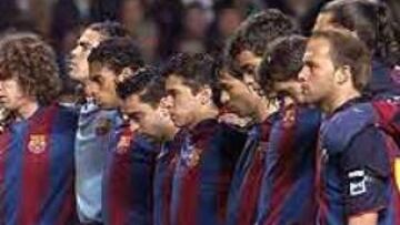 <b>SILENCIO.</B> Los jugadores del Barcelona y del Celtic guardaron un minuto de silencio antes de comenzar el partido.