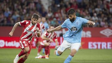 El central mexicano Néstor Araújo golpea el balón ante la presión de Portu, delantero del Girona.