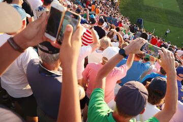 Los aficionados presentes en el Marco Simone Golf & Country Club de Roma inmortalizan el momento.