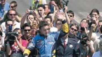 <b>ÍDOLO DE MASAS.</b> La expectación que despierta la presencia de Alonso es enorme allá donde va. Fue el caso de su exhibición en el madrileño Paseo de la Castellana.