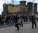 Caos en el centro de Nápoles tras el enfrentamiento entre hinchas de Napoli y Frankfurt