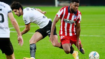 Lemar, ante Guedes, en el partido contra el Valencia.