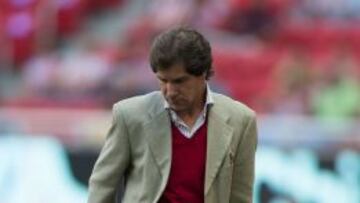 Jaime Ordiales domina el bal&oacute;n en su etapa como t&eacute;cnico de Necaxa