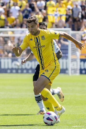 El lateral alfarero fue un estilete en la defensa del Burgos. Sus subidas siempre levantan a la grada. De hecho, en la primera parte le dio un pase medido a Aratola, que el atacante no llegó a rematar.