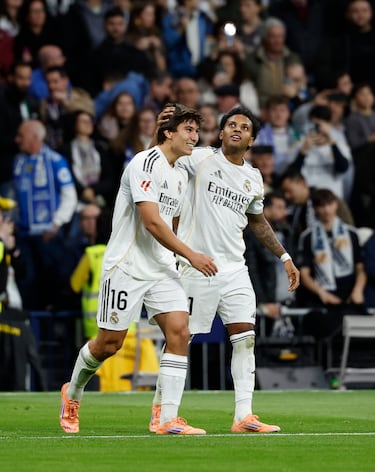 El jugador del Real Madrid, Gonzalo García, celebra con Rodrygo el 1-0 al Real Betis. 

