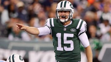 EAST RUTHERFORD, NJ - AUGUST 12: Josh McCown #15 of the New York Jets calls out the play in the first quarter against the Tennessee Titans during a preseason game at MetLife Stadium on August 12, 2017 in East Rutherford, New Jersey.   Elsa/Getty Images/AFP
 == FOR NEWSPAPERS, INTERNET, TELCOS &amp; TELEVISION USE ONLY ==