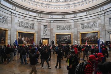 Los manifestantes pro-Trump irrumpieron en el Capitolio tras derribar 4 capas de vallas de seguridad, mostrando su inconformidad con los resultados de las elecciones presidenciales del 2020, mismas en las que el dem¨®crata, Joe Biden, le quit¨® la reelecci¨®n a Donald Trump, resultando el 46? Presidente electo de los Estados Unidos.