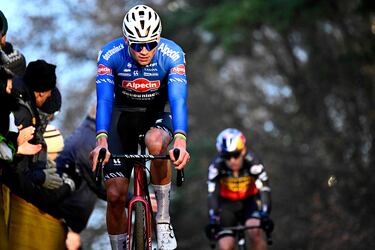 Van Aert se la devuelve a Van der Poel en un final para recordar