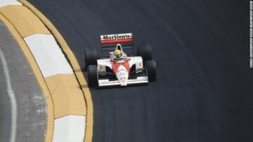 En aquella edición del GP de México, Alan Proist y Ayrton Senna protagonizaron un duelo por el primer lugar que se terminó llevando Senna. 