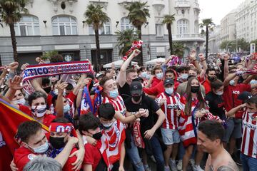 Algunos aficionados del Atltico de Madrid se acercaron a la fuente madrile?a de Neptuno para celebrar el ttulo de Liga conseguido.