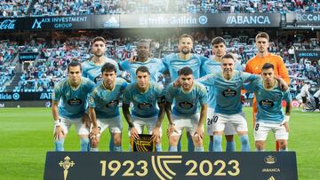 El once inicial del Celta posa en los proleg¨®menos del partido con el Mallorca en Bala¨ªdos.