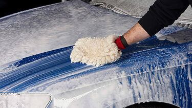 Este champú de coche para limpiadoras a presión encapsula la suciedad con espuma