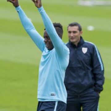 TORERO. Williams hace un gesto como si fuera a poner unas banderillas en presencia de Valverde.