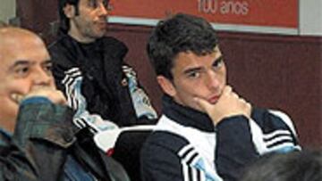 <b>EN LOS BANQUILLOS</b>. Torres asistió dolido a la derrota de su equipo, mientras que Pavón acabó viendo el triunfo de los suyos desde la Sala de Prensa del estadio.