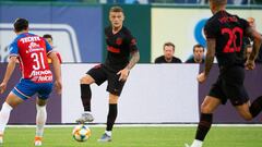 Atletico de Madrid&#039;s English defender Kieran Trippier (C) controls the ball during the International Champions Cup football match between Chivas de Guadalajara and Atletico de Madrid at Globe Life Park in Arlington, Texas on July 23, 2019. (Photo by 