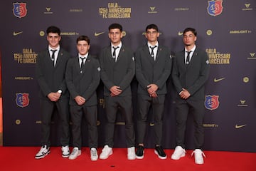 Pau Víctor, Pablo Torre, Sergi Domínguez, Gerard Martí y Guillermo Fernández Casino, jugadores del primer equipo del Barcelona de fútbol en la alfombra roja del gran Teatro del Liceu.