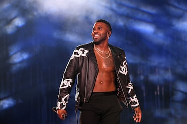 Hijo de inmigrantes haitianos en Estados Unidos, Desrouleaux, cansado de que no pronunciasen correctamente su apellido francófono, lo simplificó para que al público americano no le costase y triunfó con el nombre de Jason Derulo.