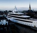 Un superyate de 94 metros atraviesa el canal de Rotterdam