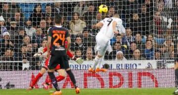 Real Madrid-Valladolid. 2-0. Benzema anota el segundo gol.