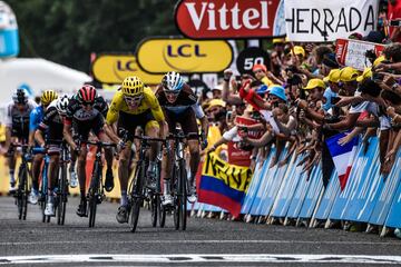 Geraint Thomas y Romain Bardet en el sprint final para conseguir el segundo puesto.