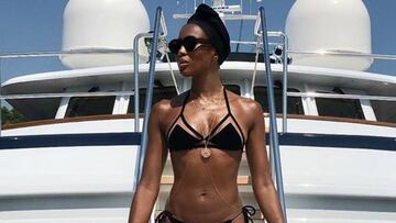 La modelo Naomi Campbell en bikini en un posado que comparti&oacute; el 1 de agosto de 2018 y le sirvi&oacute; para negar los rumores de su embarazo 