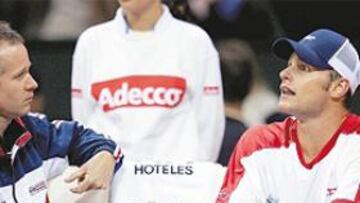 <b>A SOLAS CON PAT MCENROE. </b>Patrick McEnroe escucha las quejas de Roddick, que echa de menos a Gilbert.