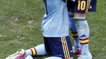 Jesé felicita a Deulofeu tras un gol de España.