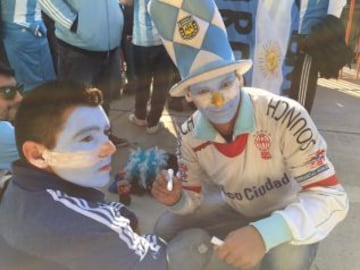 Hinchas colombianos y argentinos se reúnen en Viña del Mar para el partido de los cuartos de final.