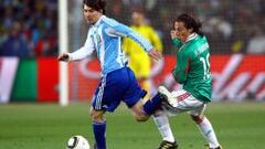 Lionel Messi frente a Andr&eacute;s Guardado en el Mundial de Sud&aacute;frica 2010