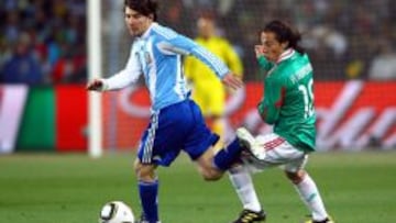 Lionel Messi frente a Andrés Guardado en el Mundial de Sudáfrica 2010