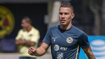 El mediocampista colombiano no completó la práctica matutina de Las Águilas. En recientes días ha sido vinculado para reforzar al Porto.
