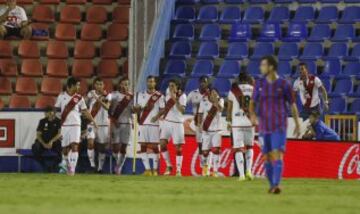 Alegría de los jugadores del Rayo después de marcar el primero de Leo Baptistao frente al levante durante el partido de la sexta jornada de Liga en Primera Division que se juega esta noche en el estadio Ciutat de Valencia.