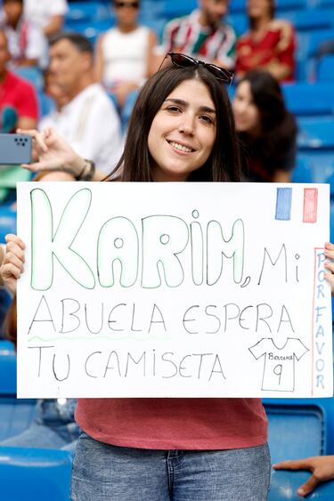 Una aficionada del Real Madrid muestra una pancarta para Benzema en el que será el último partido del francés con el Real Madrid.