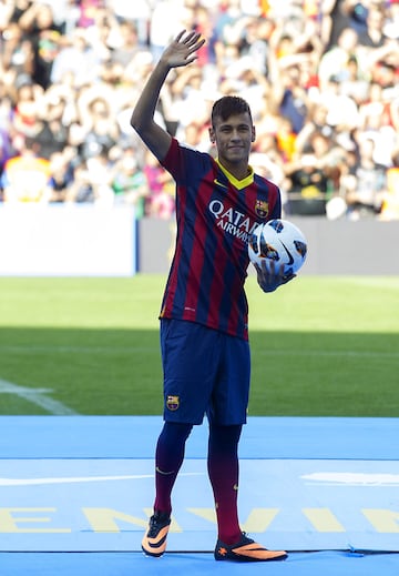 3 de junio de 2013 | Algo más de 57.000 aficionados se dieron cita en el Camp Nou para vivir el primer día del brasileño como jugador blaugrana.