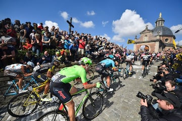 Es la cota más conocida del Tour de Flandes y una de las que más tempo ha permanecido en el recorrido desde que se ascendiera por primera vez en 1950. Situado en el municipio de Geraardsbergen, recibe su nombre por la capilla situada en la cima. Tiene menos longitud que el Oude Kwaremont (475 metros) pero más dureza, con una pendiente media del 9,3% y picos de hasta el 20%, donde los ciclistas sobrellevan el sufrimiento con el caluroso apoyo de los aficionados que se congregan a ambos lados de la carretera. Desde su regreso al recorrido en 2017, se ha situado lejos de meta aunque siempre deja preciosas estampas de la comunicón entre el pelotón y la afición.