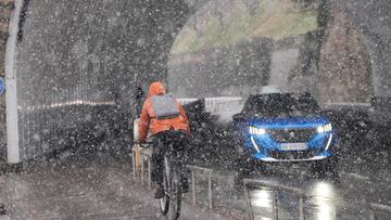 Un hombre circula en bicicleta antes de pasar por un puente, a 27 de febrero de 2023, en San Sebastián, Gipuzkoa, País Vasco (España). Euskadi se encuentra en aviso amarillo por riesgo de nieve con cotas de nieve en torno a los 0-100 metros. En consecuencia el Gobierno Vasco ha elevado a su fase Operativa el Plan de Vialidad Invernal. El plan contempla la posibilidad de activar hasta un total de 205 máquinas quitanieves de las Diputaciones Forales y Autopistas, siete grúas pesadas situadas en puntos estratégicos para la retirada de vehículos de gran tonelaje y otros 130 vehículos que servirán de apoyo para las tareas de coordinación y vigilancia.
27 FEBRERO 2023;NIEVE;TIEMPO;INVIERNO;FRIO;BORRASCA;SAN SEBASTIAN;PLAYA
Unanue / Europa Press
27/02/2023