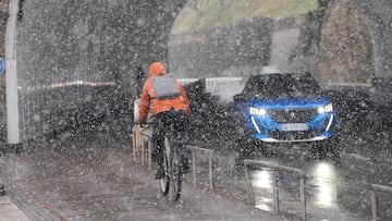 Un hombre circula en bicicleta antes de pasar por un puente, a 27 de febrero de 2023, en San Sebastián, Gipuzkoa, País Vasco (España). Euskadi se encuentra en aviso amarillo por riesgo de nieve con cotas de nieve en torno a los 0-100 metros. En consecuencia el Gobierno Vasco ha elevado a su fase Operativa el Plan de Vialidad Invernal. El plan contempla la posibilidad de activar hasta un total de 205 máquinas quitanieves de las Diputaciones Forales y Autopistas, siete grúas pesadas situadas en puntos estratégicos para la retirada de vehículos de gran tonelaje y otros 130 vehículos que servirán de apoyo para las tareas de coordinación y vigilancia.
27 FEBRERO 2023;NIEVE;TIEMPO;INVIERNO;FRIO;BORRASCA;SAN SEBASTIAN;PLAYA
Unanue / Europa Press
27/02/2023