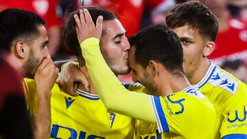 El delantero del C¨¢diz Sergi Guardado (2-d) celebra con sus compa?eros tras marcar ante el Sevilla, durante el partido de Liga en Primer Divisi¨®n que Sevilla Fc y C¨¢diz CF jugaron el pasado mi¨¦rcoles en el estadio Ram¨®n S¨¢nchez-Pizju¨¢n. EFE/Jos¨¦ Manuel Vidal