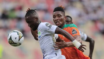 Soccer Football - Africa Cup of Nations - Group E - Ivory Coast v Sierra Leone - Stade de Japoma, Douala, Cameroon - January 16, 2022 Sierra Leone&#039;s Mohamed Buya Turay in action with Ivory Coast&#039;s Simon Deli REUTERS/Thaier Al-Sudani