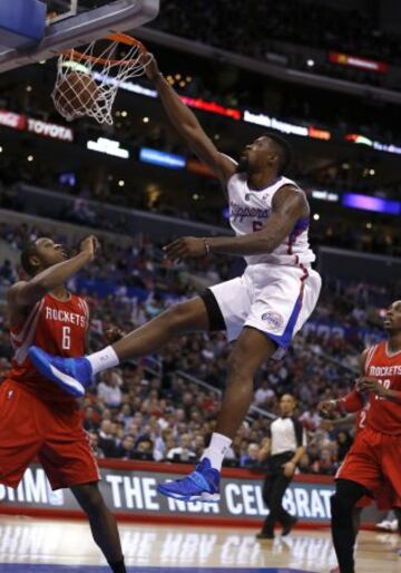 DeAndre Jordan encesta ante la mirada de Terrence Jones y Dwight Howard.