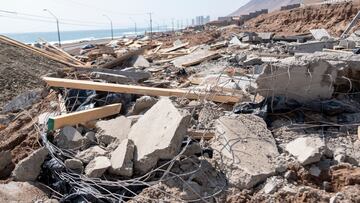 Antofagasta 19 agosto 2022.
La noche de este viernes desalojaron y demolieron la toma VIP del sector de la playa Huáscar, donde un grupo de personas ocupaba viviendas de dos pisos levantadas de manera irregular.
Sebastian Varela/Aton Chile