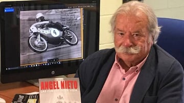 Tom&aacute;s D&iacute;az-Vald&eacute;s con el libro que escribi&oacute; de &Aacute;ngel Nieto.