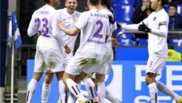 Los jugadores del Málaga celebran uno de sus goles.