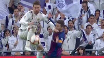 El codazo de Ramos a Messi.