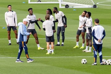 Carlo Ancelotti con el grupo durante el entrenamiento. 