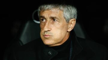 Setién, sentado en el banquillo del Barça en el Bernabéu.