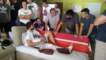 Sergio Llull recibe la visita de sus compa?eros de selecci¨®n