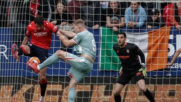 Catena y Sorloth luchan por un balón en el partido jugado en Pamplona.