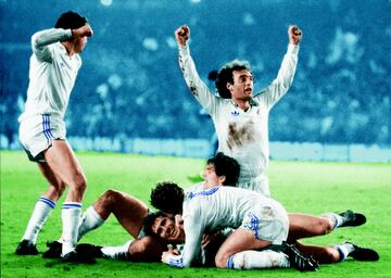 Esta vez en octavos de UEFA, el Real Madrid fue goleado con estr¨¦pito en Alemania ante el Borussia M?nchengladbach (5-1), que dirig¨ªa por aquel entonces Heynckes. Aquel encuentro dej¨® muy tocado al t¨¦cnico blanco. Molowny plante¨® el choque de ida con demasiado temor y lo pag¨®. El Madrid necesitaba marcar pronto y as¨ª fue. Valdano abri¨® el camino en el minuto 7' y en el 20' consigui¨® el segundo. El Bernab¨¦u se contagi¨® del empuje de los de Molowny y llev¨® en volandas a su equipo.M¨ªchel sirvi¨® uno de sus maravillosos centros al ¨¢rea que remat¨® con un espectacular empalme Santillana. Era el minuto 78'. Todav¨ªa quedaba tiempo, pero el cuarto y definitivo tanto no llegaba. Y cuando el partido agonizaba, otra vez Santillana puso al Bernab¨¦u en pie al marcar tras disparo de M¨ªchel. Otra noche inolvidable...