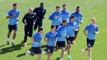 Los jugadores del M&aacute;laga, en un entreno.